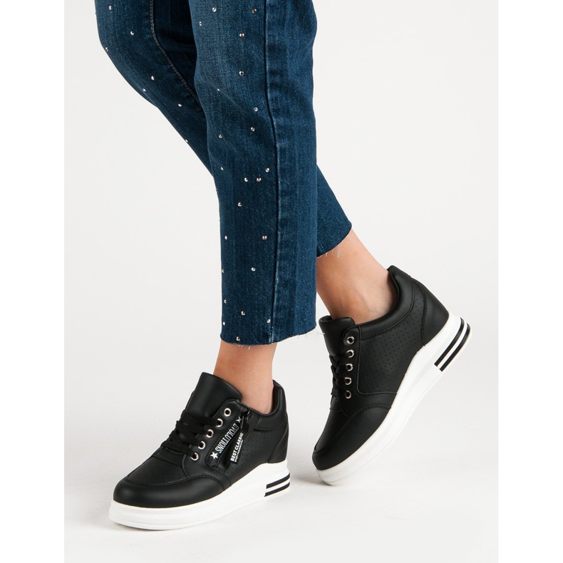 Modische schwarze Turnschuhe 2