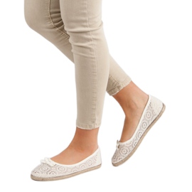 Ballerinas aus Spitze beige 2