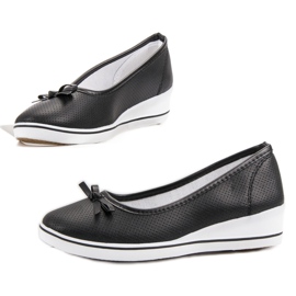 Sportballerina auf einem Keil schwarz 1