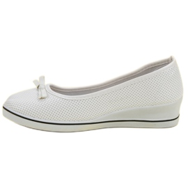 Sportballerina auf einem Keil weiß 1