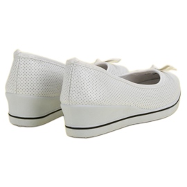 Sportballerina auf einem Keil weiß 2