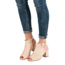 Super Mode Gebaute Sandalen an einer Bar braun 1