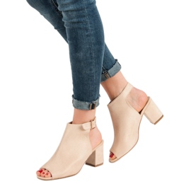 Super Mode Gebaute Sandalen an einer Bar braun 2