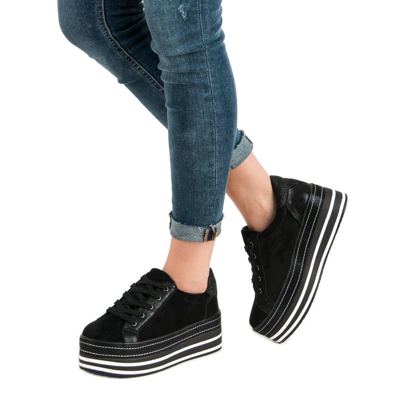 Weide Turnschuhe auf der Plattform schwarz 1