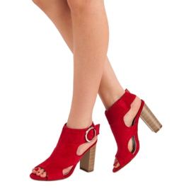 Erynn Rote Sandalen auf einer Bar 2