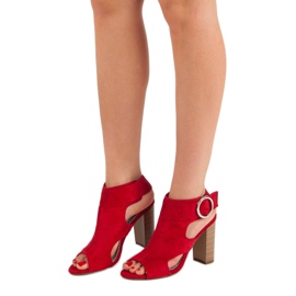 Erynn Rote Sandalen auf einer Bar 1