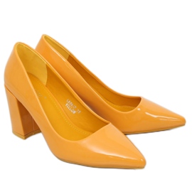 Pumps am gelben Pfosten LE061P Gelb 1