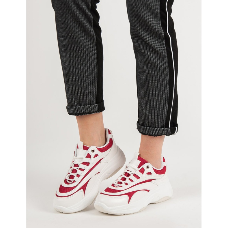 Weiße und rote Turnschuhe 2