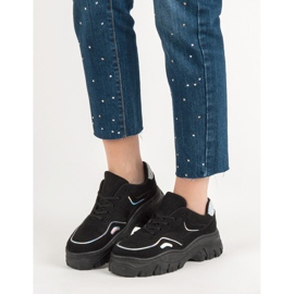 Modische schwarze Turnschuhe 2