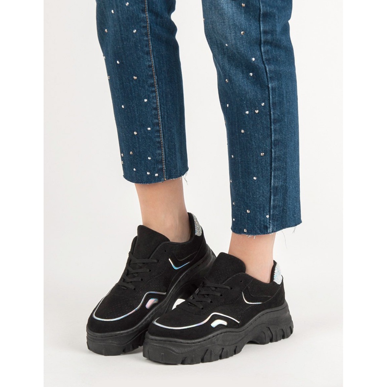 Modische schwarze Turnschuhe 2