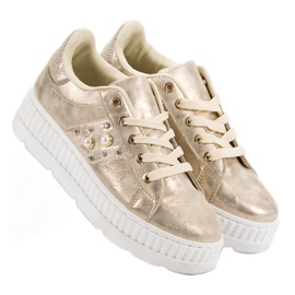 Goldene Schuhe auf der Plattform 1