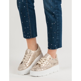 Goldene Schuhe auf der Plattform 2