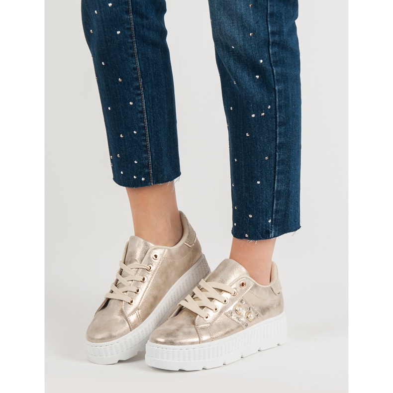 Goldene Schuhe auf der Plattform 2