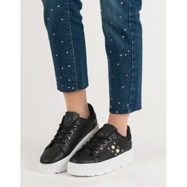 Schwarze Schuhe auf der Plattform 2