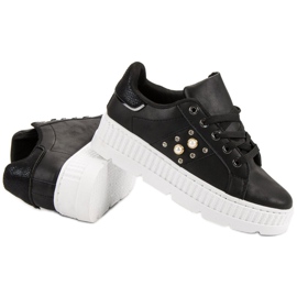 Schwarze Schuhe auf der Plattform 1