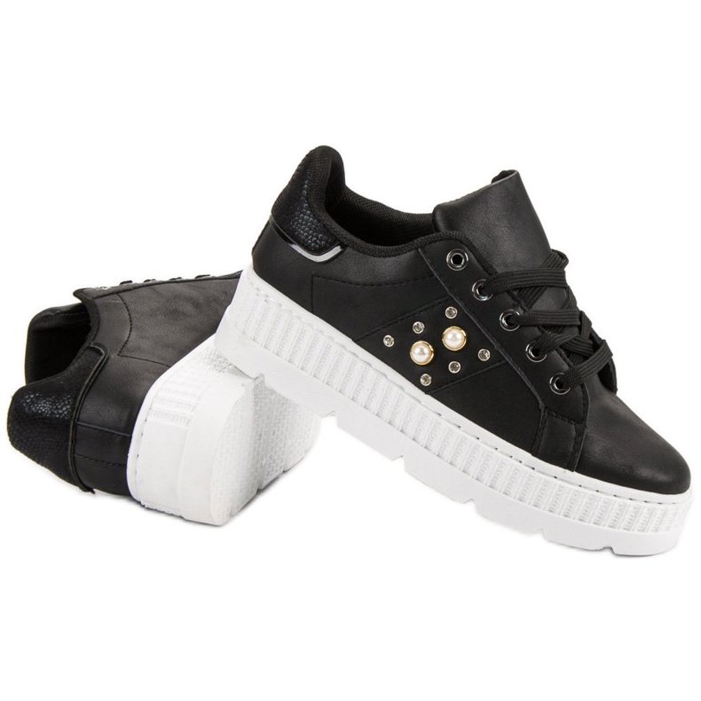 Schwarze Schuhe auf der Plattform 1