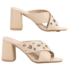 Beige Hausschuhe an der Bar 1