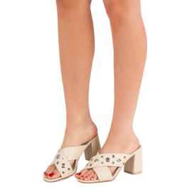 Beige Hausschuhe an der Bar 2