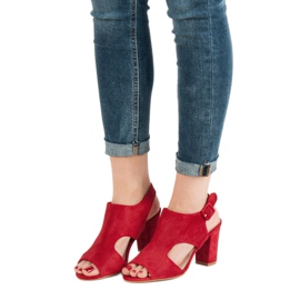 Durchbrochene Sandalen auf einem Pfosten rot 1