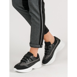 Modische schwarze Turnschuhe 1