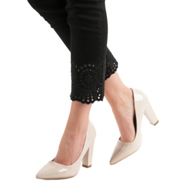 SHELOVET Lackierte Pumps beige 2