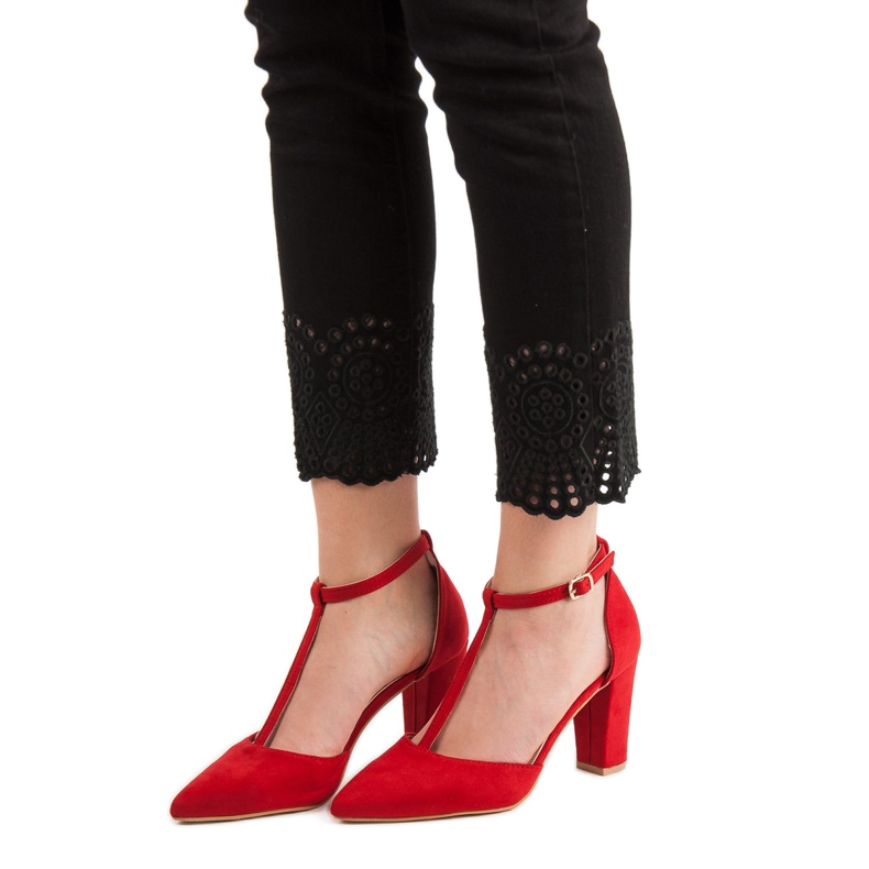 Primavera Rote Pumps auf einer Säule 2