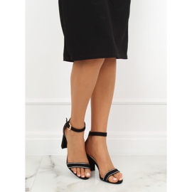 Schwarze Sandalen am Pfosten A8020 Schwarz 2