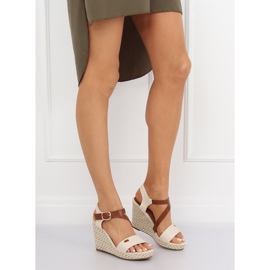 Sandalen auf einem beigen Keil BL-360 Beige 1