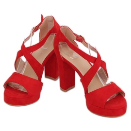 Rote VV-23 Rote Sandalen auf dem Bahnsteig 1