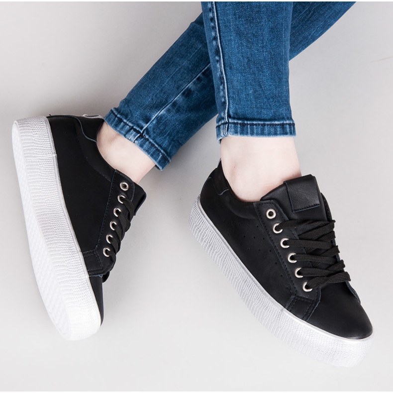 Schwarze Turnschuhe 1