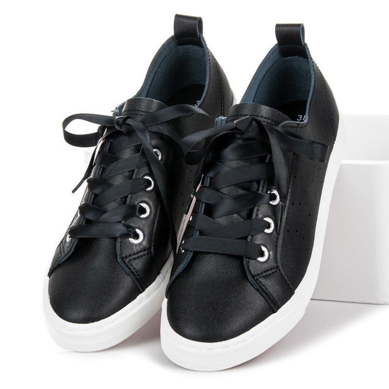 Kylie Schwarze Turnschuhe Mit Einem Band Gebunden 1