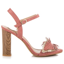 Kylie Boho Sandalen auf einer Bar rosa 2