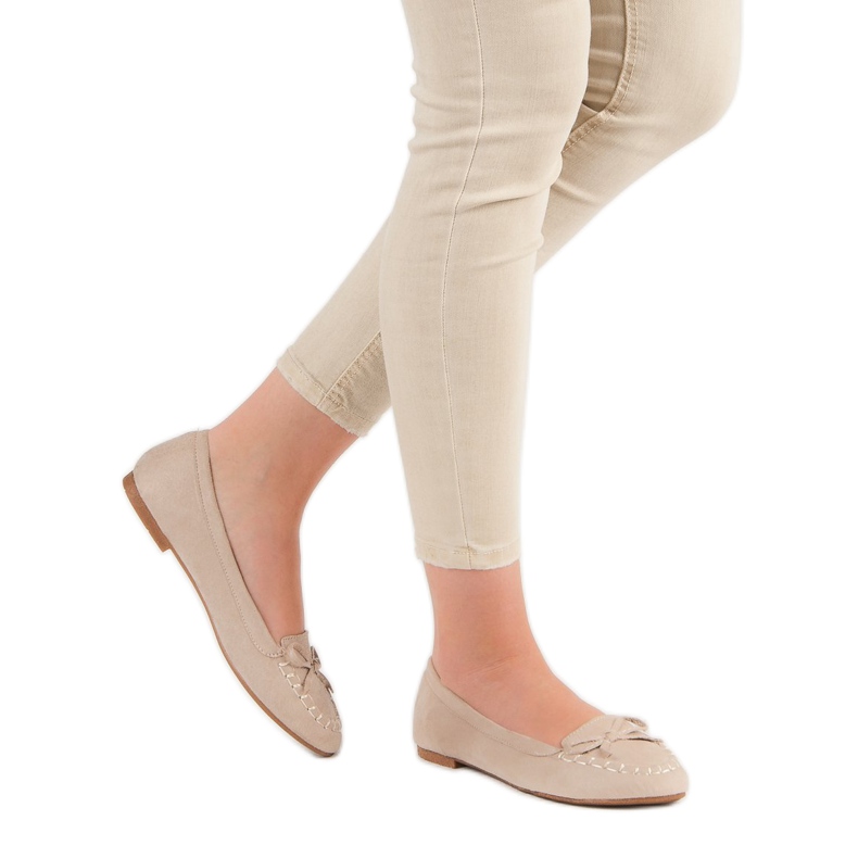 Small Swan Hellbeige Loafer mit Schleife 1