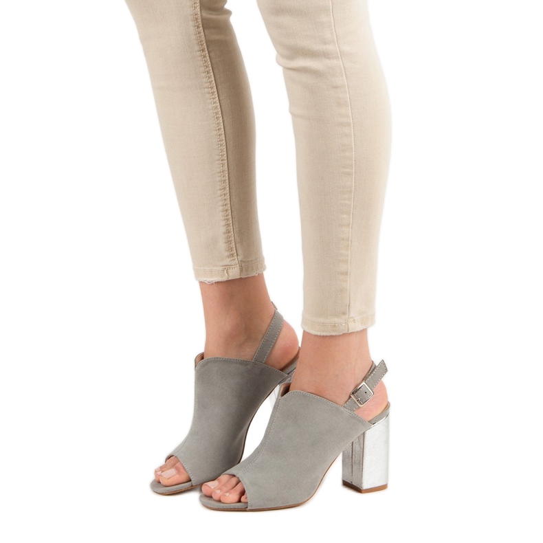 Gebaute Sandalen auf einer VINCEZA-Bar grau 2