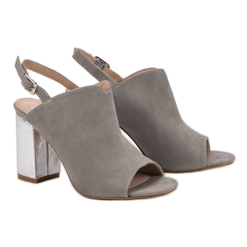 Gebaute Sandalen auf einer VINCEZA-Bar grau 1