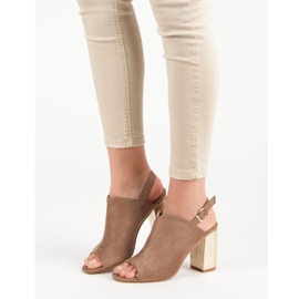 Gebaute Sandalen auf einer VINCEZA-Bar braun 1