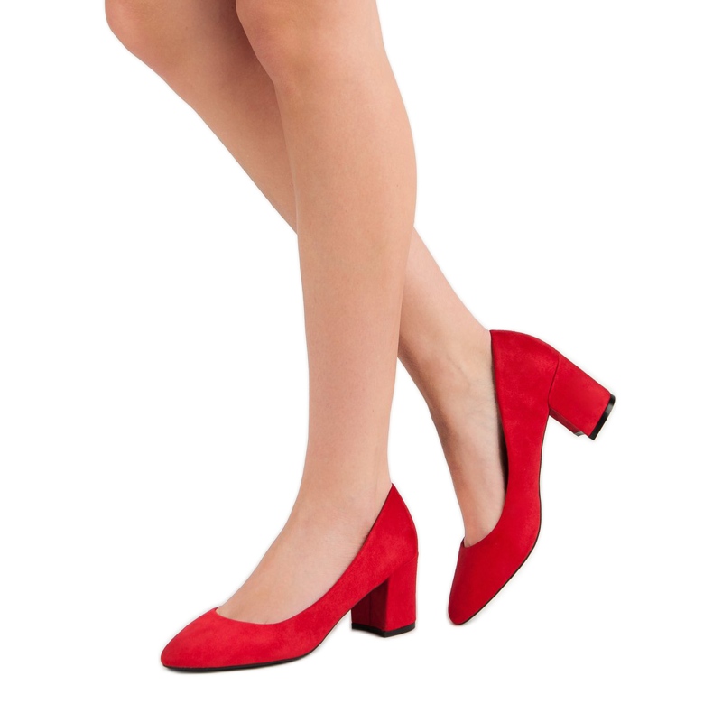 Ideal Shoes Rote Pumps auf einer Säule 2