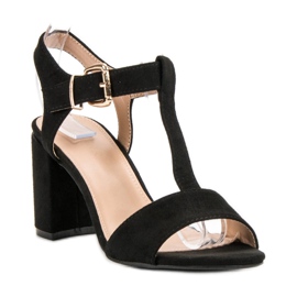 Anesia Paris Schwarze Sandalen auf einer Bar 1