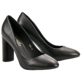 Small Swan Schwarze Pumps auf einer Säule 2