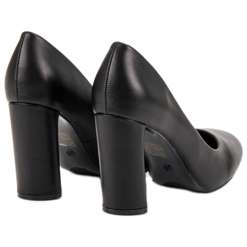 Small Swan Schwarze Pumps auf einer Säule 1