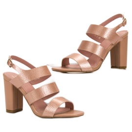 SHELOVET Rosa Sandalen auf einer Bar 1