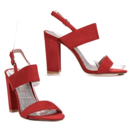 SHELOVET Rote Sandalen auf einer Bar 2