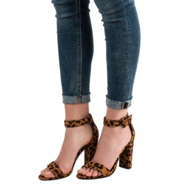 Goodin Sandalen an einer Bar braun 2