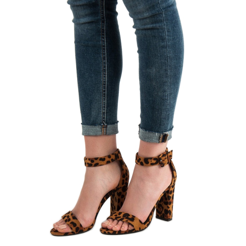 Goodin Sandalen an einer Bar braun 2