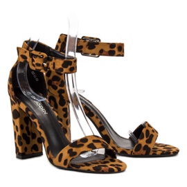 Goodin Sandalen an einer Bar braun 1