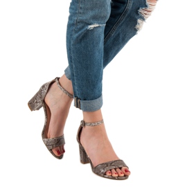 VICES Sandalen mit Schlangenmuster braun 2