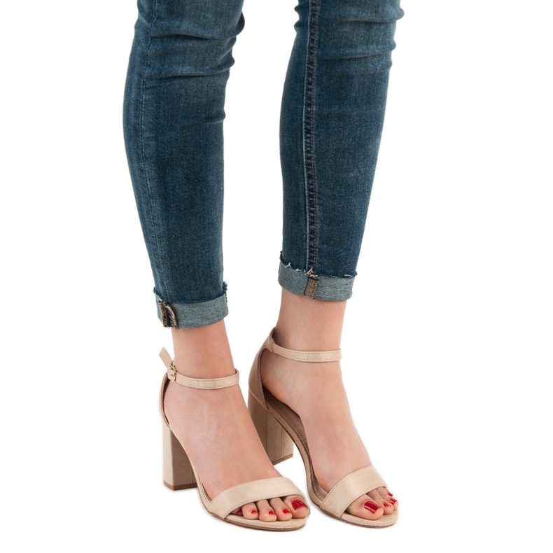 VICES Sandalen auf einem Pfosten braun 2