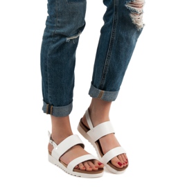 Best Shoes Weiße flache Sandalen 1