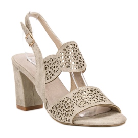 Goodin Goldene Sandalen an einer Bar 1