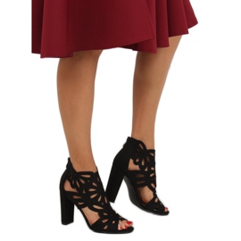 Schwarze durchbrochene Stiefel AT-0657-L Schwarz 1